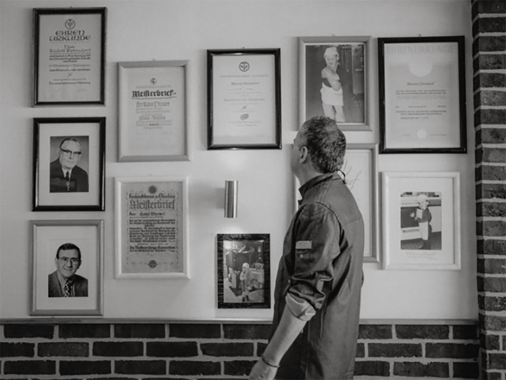 Marcus Ostendorf vor der Ahnen- und Meisterbrief-Galerie der Bäckerei Ostendorf