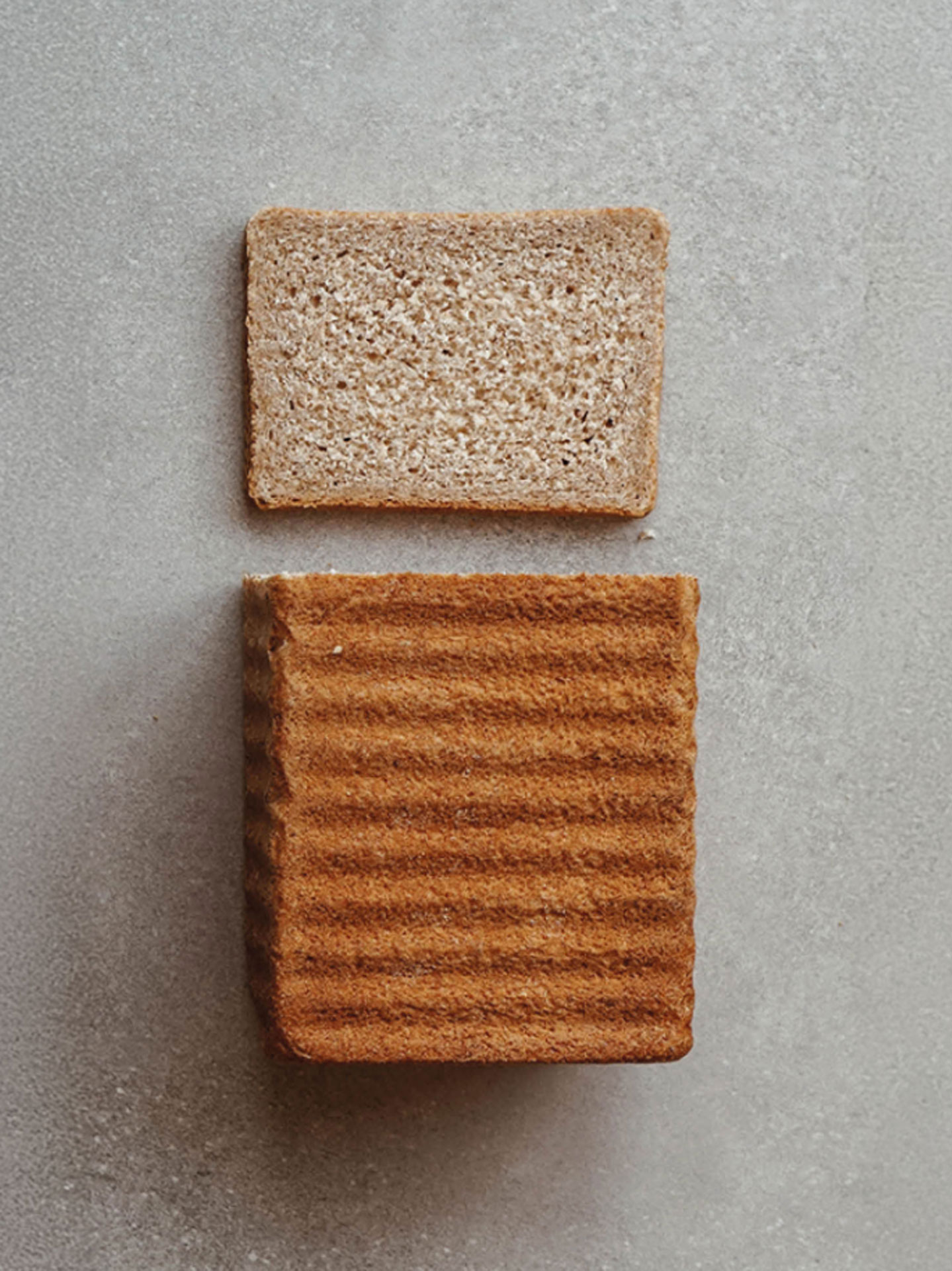 Dinkel-Vollkorntoast mit aufgeschnittener Scheibe – Bäckerei Ostendorf