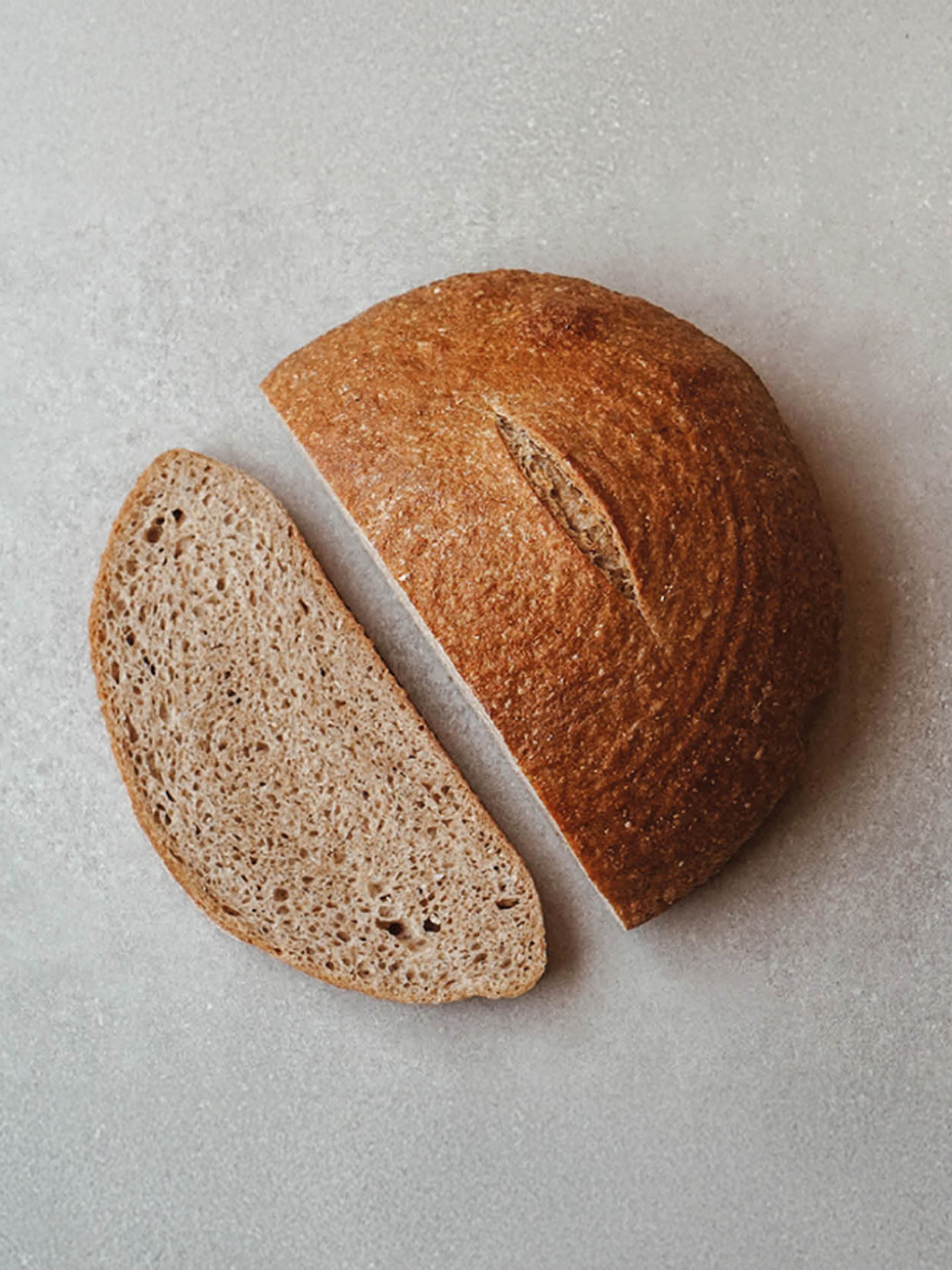 Emmer-Brot Emmer36, halbiert und aufgeschnitten – Bäckerei Ostendorf
