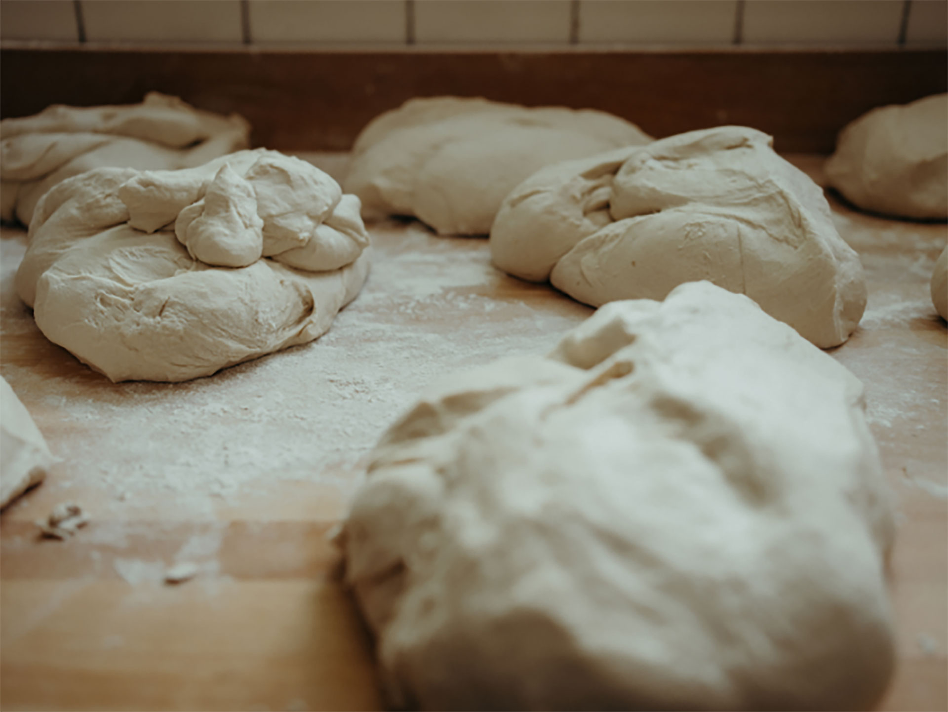 Frische Brotteige auf der Arbeitsfläche – Bäckerei Ostendorf